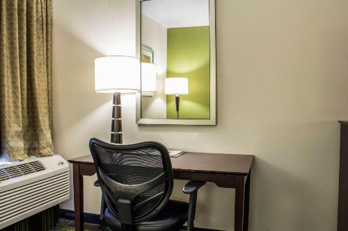 Econo Lodge Ankeny- Des Moines image 16